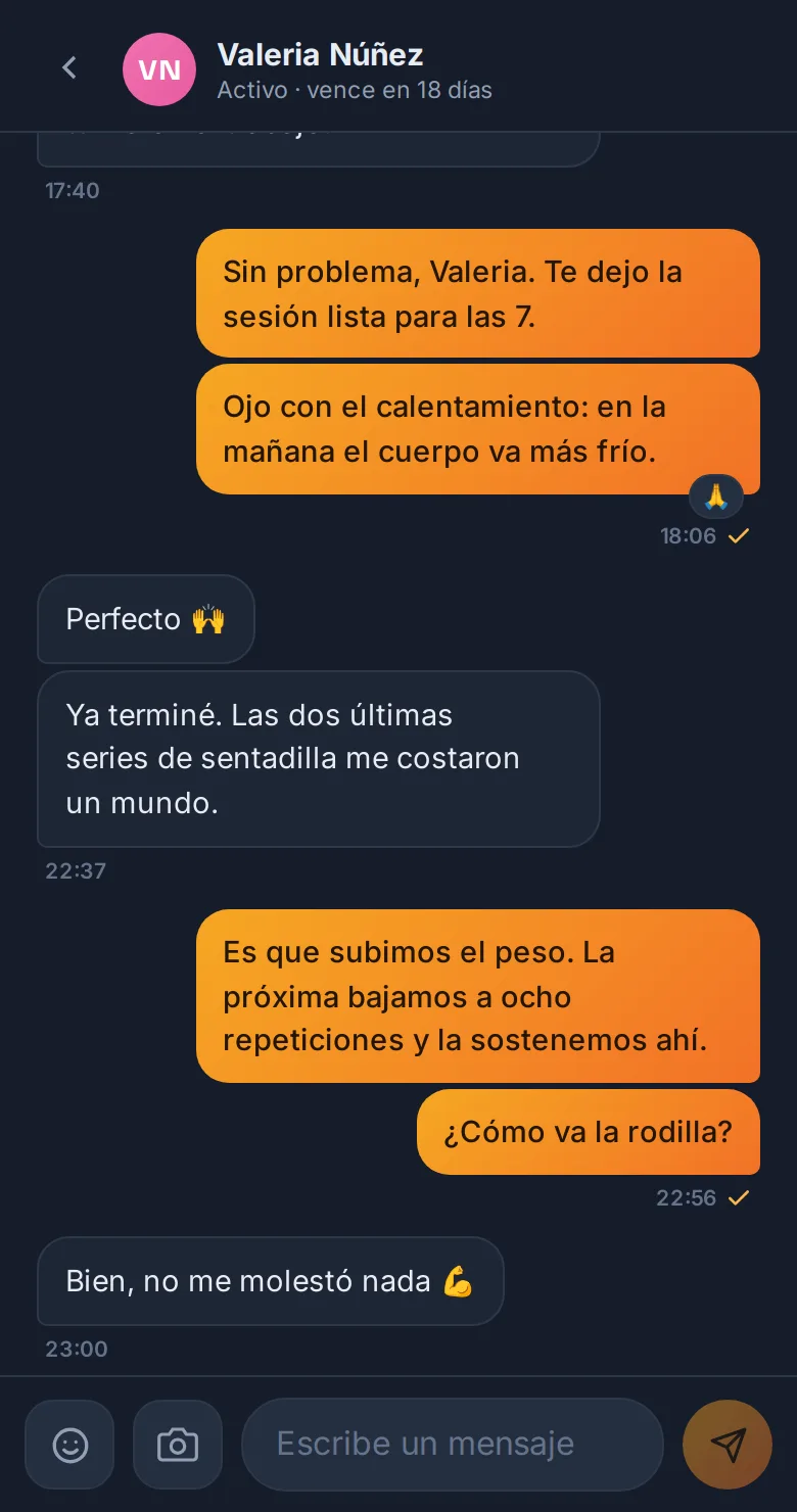 La conversación de un entrenador con una clienta dentro de Gladiador: ella le pide entrenar en la mañana, él le deja la sesión lista y le pregunta cómo va la rodilla.
