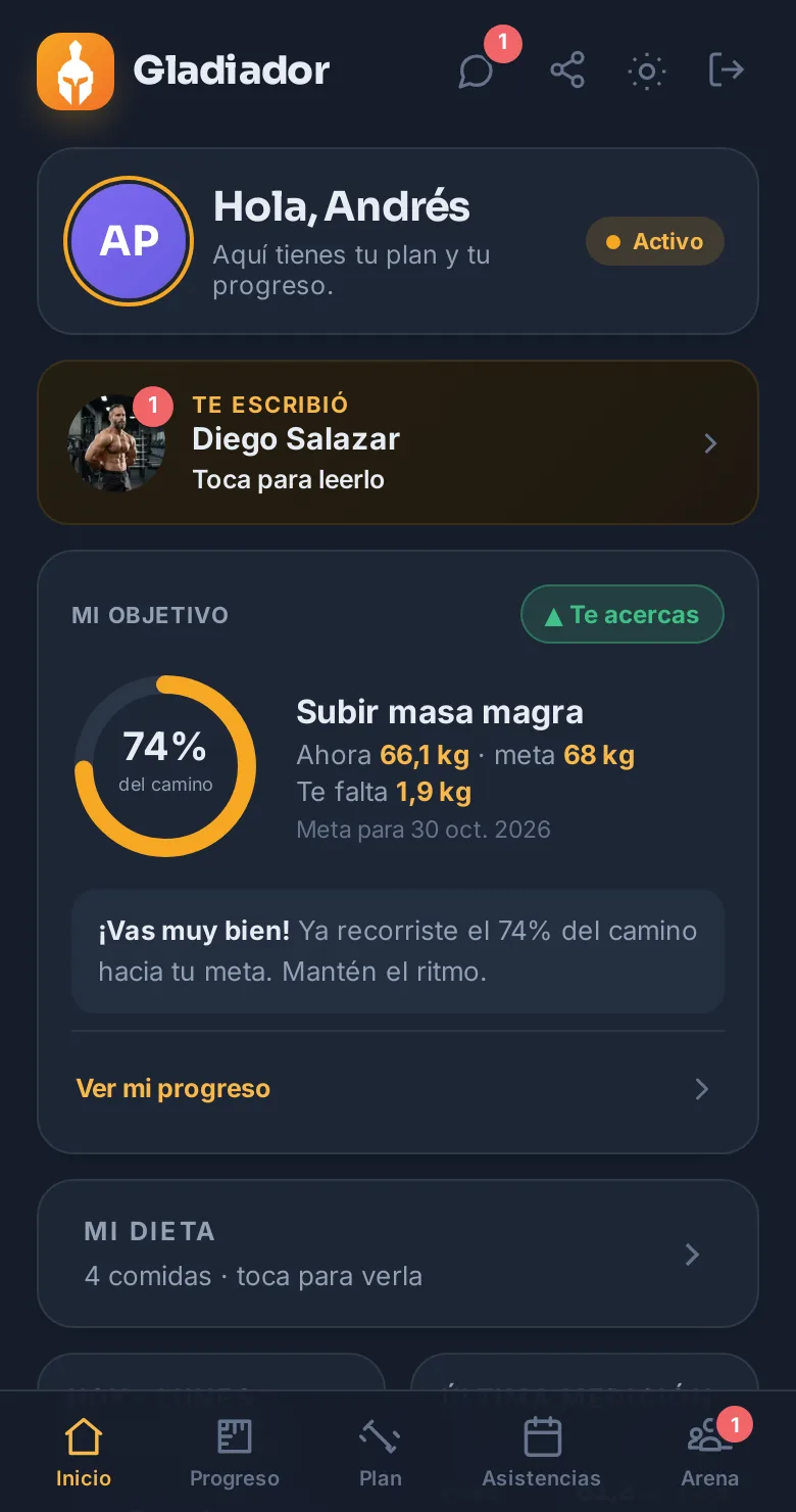 Lo que ve un cliente al abrir Gladiador: la foto de su entrenador con el aviso de que le escribió, y su objetivo con lo que le falta para llegar.