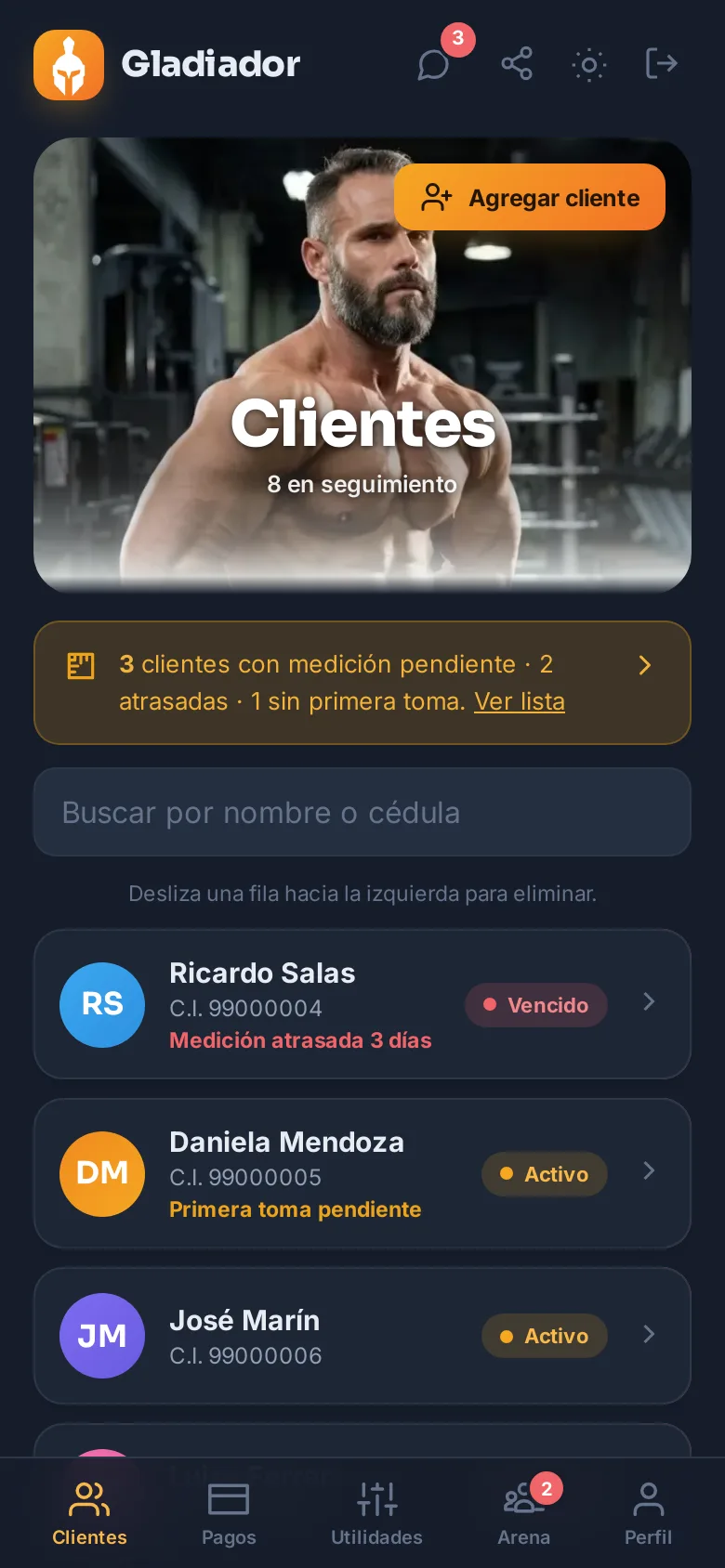 La app de un entrenador en Gladiador: su propia foto de portada, tres mensajes sin leer en el icono de arriba y su lista de clientes, con quién está al día, a quién le venció y a quién le toca medición.